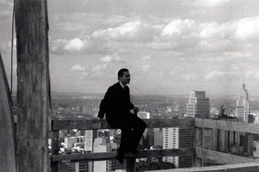 Carlos Lemos no topo do edifício Copan em construção, São Paulo<br />Foto divulgação 