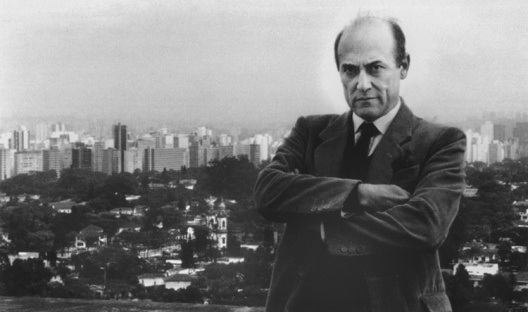 Joaquim Guedes<br />Foto Anna Mariani  [CAMARGO, Mônica Junqueira de. Joaquim Guedes. São Paulo, Cosac &Naify, 2000]
