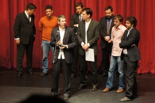 À frente, Álvaro Puntoni (ao microfone), Luciano Margotto, Jonathan Davies e João Sodré, melhor Obra de Arquitetura no Brasil<br />Foto Cynthia Dias 