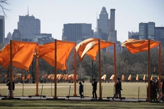 The Gates, instalação de Christo e Jeanne-Claude no Central Park<br />Foto de Foto Wolfgang  [http://christojeanneclaude.net/tg.html]]