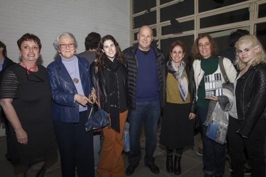 Helena Ayoub com a família Sanovicz, festa de lançamento do livro “Abrahão Sanovicz, arquiteto”, IAB/SP, 22 ago. 2017<br />Foto Fabia Mercadante 