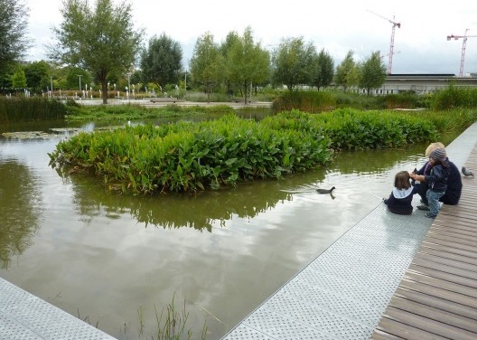 Parque Martin Luther-King Park: Oferece uma variedade de ambientes que conciliam biodiversidade, drenagem natural e filtragem das águas das chuvas, recreação e hortas para estudantes. <br />Foto Cecilia Herzog 