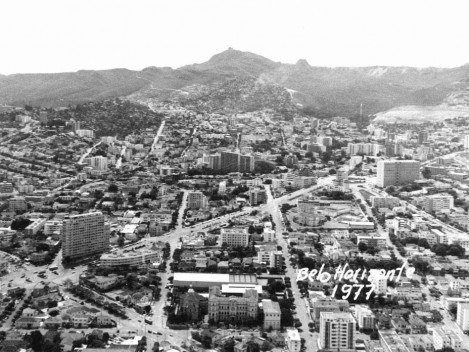 No intervalo de menos de três décadas e no centro da foto observamos a escalada da cidade à Serra do Curral e o rebaixamento da mesma à direita do Pico [: Coleção José Góes, APM, 1977]