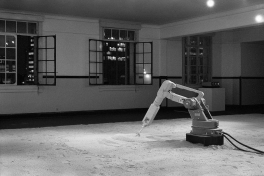 Robô Motoman DFV desenhando na areia, parte da instalação <i>Cidade e seu duplo</i>, Marco do Valle e Abílio Guerra, projeto “Arte Cidade 2 / A cidade e seus fluxos”, 1994<br />Foto Nelson Kon 