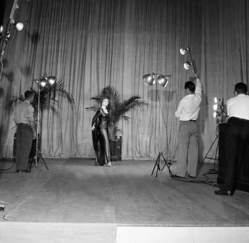 Bastidores do desfile de moda da Casa Canadá. Rio de Janeiro, Década de 1950<br />Foto Jean Manzon 