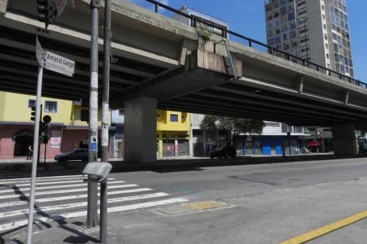 Elevado. Relação com a cota térreo<br />Foto Ana Carolina Ferreira Mendes 