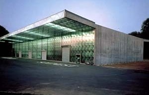 Sede da Ricola-Europe SA, Mulhouse-Brunstatt, França. Herzog & de Meuron. 1992. <br />Foto Margherita Spilutin  [Website Pritzker Prize.]