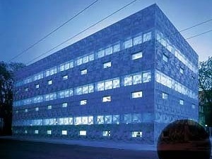 Biblioteca da Escola Eberwalde. Herzog & de Meuron, 1993. <br />Foto Margherita Spilutini  [Website Pritzker Prize.]