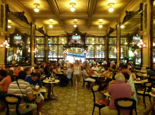 Interior da Confeitaria Colombo e espelho do salão assírio do Teatro Municipal<br />Foto Amanda Casé, 2012 