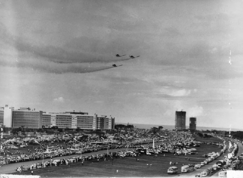A “esquadrilha da Fumaça” sobrevoando o Eixo Rodoviário-Residencial durante as festividades da inauguração [Acervo Casa de Lucio Costa]