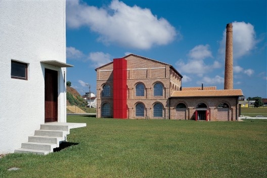 Conjunto KKKK e Parque Beira Rio, Registro SP, 1996. Escritório Brasil Arquitetura<br />Foto Nelson Kon 