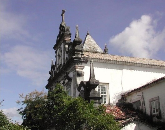 Igreja franciscana de Cairu, segundo andar da fachada<br />Foto divulgação  [<i>A invenção do barroco brasileiro: a igreja franciscana de Cairu</i>, de Alberto Souza, ]