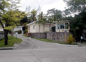 Imagen 3: Acceso principal del condominio, donde se observan tres de las cinco casas que lo conforman