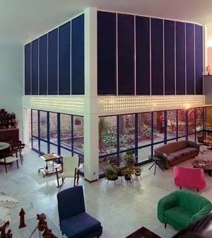 Residência Nanzita Salgado, sala de estar e jardim de inverno, Cataguases MG. Arquiteto Francisco Bolonha, 1958<br />Foto Pedro Lobo  [IPHAN-BH]