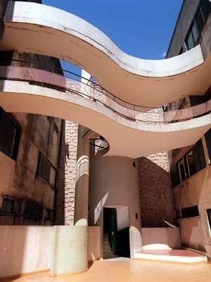 Edifício "A Nacional", caixa de escadas e passarela, Cataguases MG. Arquitetos M.M.M. Roberto, 1957<br />Foto Pedro Lobo  [IPHAN-BH]