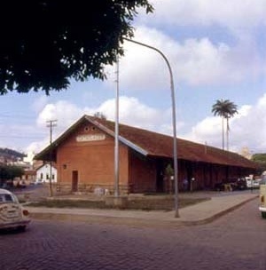 Estação da Estrada de Ferro Leopoldina, Cataguases MG<br />Foto Antonio L. D. de Andrade / Cecília Rodrigues dos Santos 