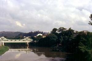 Ponte metálica sobre o rio Pomba, Cataguases MG<br />Foto Antonio L. D. de Andrade / Cecília Rodrigues dos Santos 