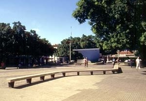 Praça Rui Barbosa, antigo Largo do Rosário, renovada sob o traço de Luzimar Cerqueira Goes Telles, Cataguases MG<br />Foto Antonio L. D. de Andrade / Cecília Rodrigues dos Santos 