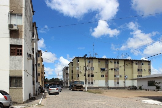 Monotonia, repetição, falta de imaginação arquitetônica, falta de qualidade do espaço urbano<br />Roberto Ghione  [divulgação]
