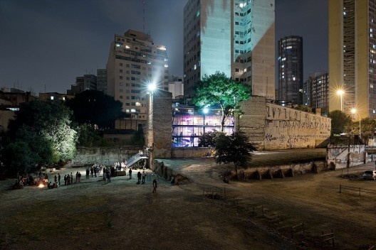 Totalidade da simplicidade na árvore e vidro do Teat(r)o Oficina<br />Foto Markus Lanz 