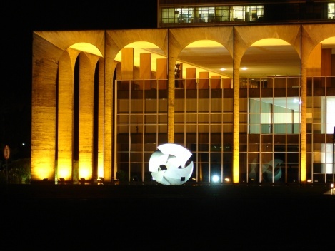 Palácio do Itamaraty. Em primeiro plano, vê-se o “Meteoro” de Bruno Giorgi e na varanda do Palácio: “Duas amigas” de Alfredo Ceschiatti<br />Foto Eduardo Pierrotti Rossetti 