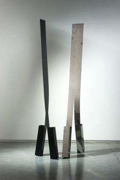 Passantes, esculturas em aço inox, à esqueda pintado, 220cm. José Resende [Paulo Darzé Galeria de Arte]