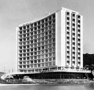 O Edifício Sobre as Ondas – fachada curva abraça o mar<br />Foto de José Moscardi  [Doada por Oswaldo Correa Gonçalves a FAU Santos]