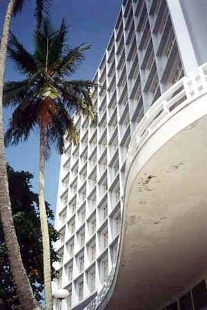 A grande laje curva envolve todo o térreo criando um grande terraço de onde se tem um vista privilegiada do mar<br />Foto Maurício Azenha 