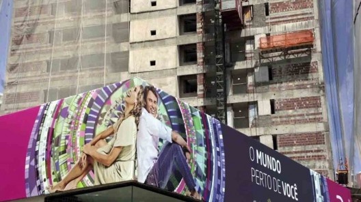 Ocupação da área com edifícios residenciais de alto padrão<br />Foto divulgação  [vídeo “Recife, cidade roubada”]