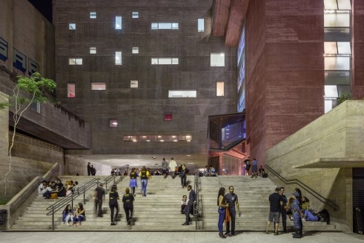 Praça das Artes, São Paulo SP, 2006. Escritório Brasil Arquitetura + Marcos Cartum<br />Foto Nelson Kon 