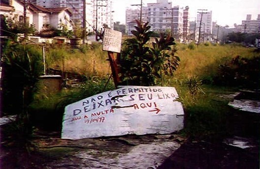 Viela e praça com placa<br />Foto Orlando Faya 