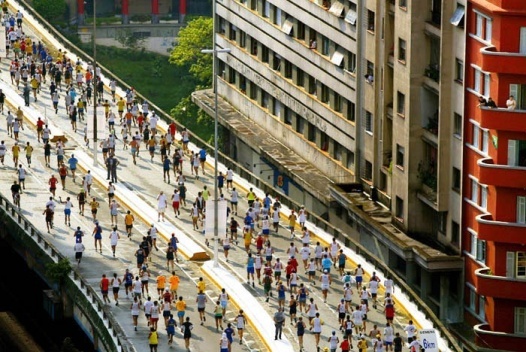 Elevado Costa e Silva, "Minhocão", durante a corrida de São Silvestre<br />Foto Tuca Vieira/Folha Imagem 