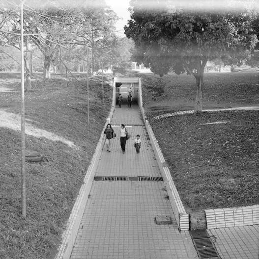 Passarela subterrânea cruzando eixo rodoviário, Brasília, 1998<br />Foto Thomaz Farkas 
