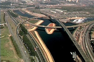 Stills do filme do sobrevôo sobre São Paulo. Otávio Cury / Mutante Filmes, 2006