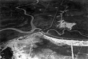 Travessia da ferrovia Sorocabana sobre o rio Pinheiros, na confluência com o rio Tietê, 1937. <br />Acervo Eletropaulo 