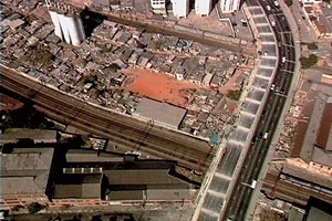 Stills do filme do sobrevôo sobre São Paulo. Otávio Cury / Mutante Filmes, 2006