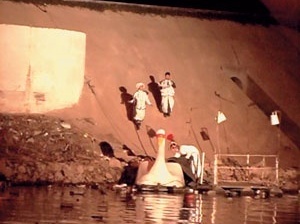 Stills da peça "BR-3", Teatro da Vertigem,Evaldo Mocarzel / Casa Azul , 2006