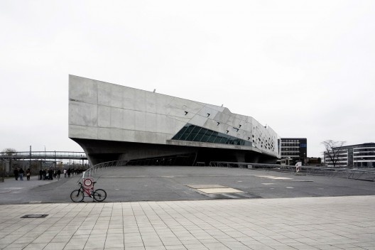 Phaeno Science Center, Wolfsburg, Alemanha, 2000-2005, arquiteta Zaha Hadid<br />Foto Marcio Novaes Coelho Jr. 
