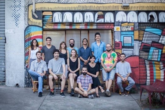Coletivo Goma Oficina em frente a seu galpão na Rua Dr. Carvalho de Mendonça [Acervo Goma Oficina]