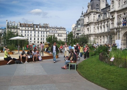 “Hôtel de Ville” – Prefeitura: áreas pavimentadas em sua frente são convertidas em demonstração de ecossistemas regionais com fins educativos july 2009)
<br />Foto Cecilia Herzog 