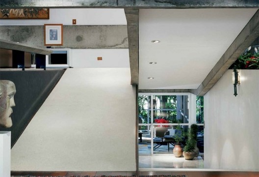 Páginas do livro <i>Vilanova Artigas: Casa Paulistas</i>, de Marcio Cotrim<br />Imagem divulgação  [Romano Guerra Editora]