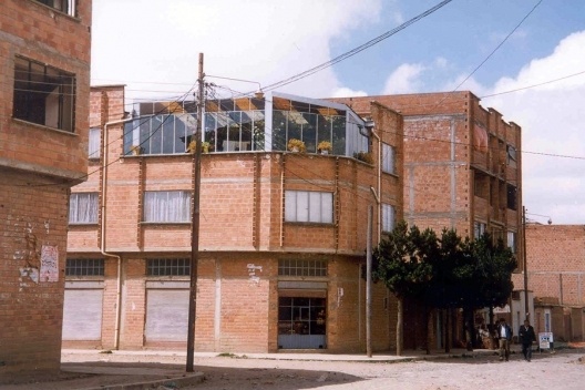 Edificações em tijolo à vista