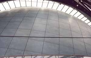 Potsdamer Platz, Berlim, Alemanha, arquiteto Renzo Piano, 03 de outubro de 1998. Cinema, revestimento em peças de cerâmica com o raio da esfera/ fachada de vidro pendurada agradecimento: arq. Misha Kramer, colaborador nesse projeto pelo RPBW