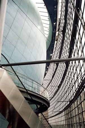 Potsdamer Platz, Berlim, Alemanha, arquiteto Renzo Piano, 03 de outubro de 1998. Cinema, revestimento em peças de cerâmica com o raio da esfera/ fachada de vidro pendurada agradecimento: arq. Misha Kramer, colaborador no projeto pelo RPBW
