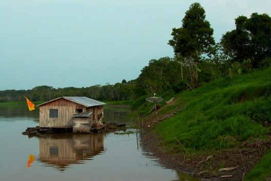 Habitação ribeirinha, 2003<br />Foto de Daniel Cardoso 