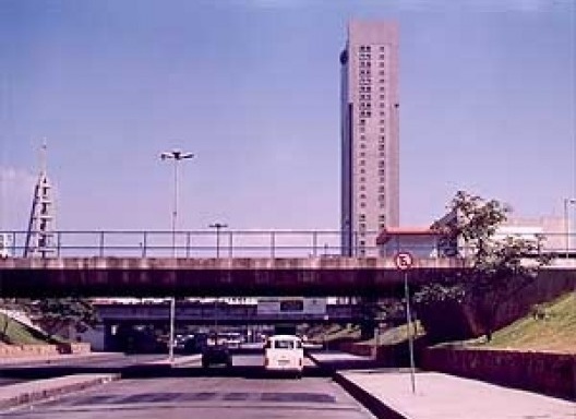 A pobre e desintegrada paisagem desta foto não é apenas resultante da não complementação do plano para a Esplanada de Santo Antonio, no centro histórico do Rio de Janeiro, de autoria de Afonso Reidy, que fez demolir o morro de mesmo nome e todo o seu casa