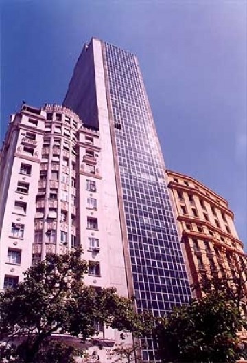Arquitetura despersonalizada com curtain-wall  e 100% de aproveitamento de terreno, na Cinelândia, centro do Rio, exemplo típico de desrespeito à ambiência e ao tecido histórico