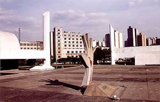 Memorial da América Latina, um conjunto de elegantes arquiteturas escultóricas, mas que não se relaciona com o tecido existente e cujas edificações relacionam-se pobremente entre si, gerando grandes áreas vazias e desconfortáveis para a apropriação cotidi