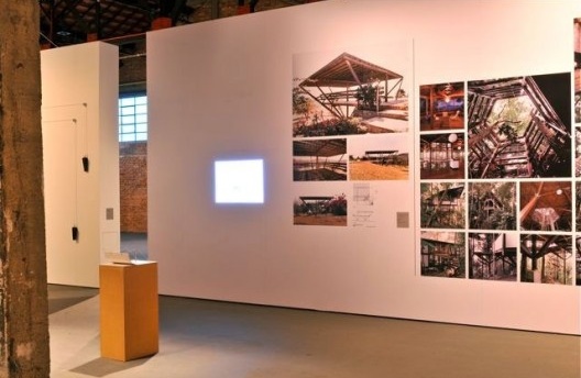 Exposição Território de Contato, Marcos Acayaba e Nicolás Robbio (módulo 2), curadoria Marta Bogéa e Abilio Guerra, Sesc Pompéia, 2013<br />Foto Juan Guerra 