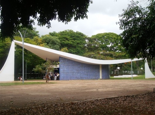 Igreja Nossa Senhora de Fátima, projeto de Oscar Niemeyer e painel de azulejos de Athos Bulcão, Brasília DF Brasil<br />Foto Josué Marinho  [Wikimedia Commons]